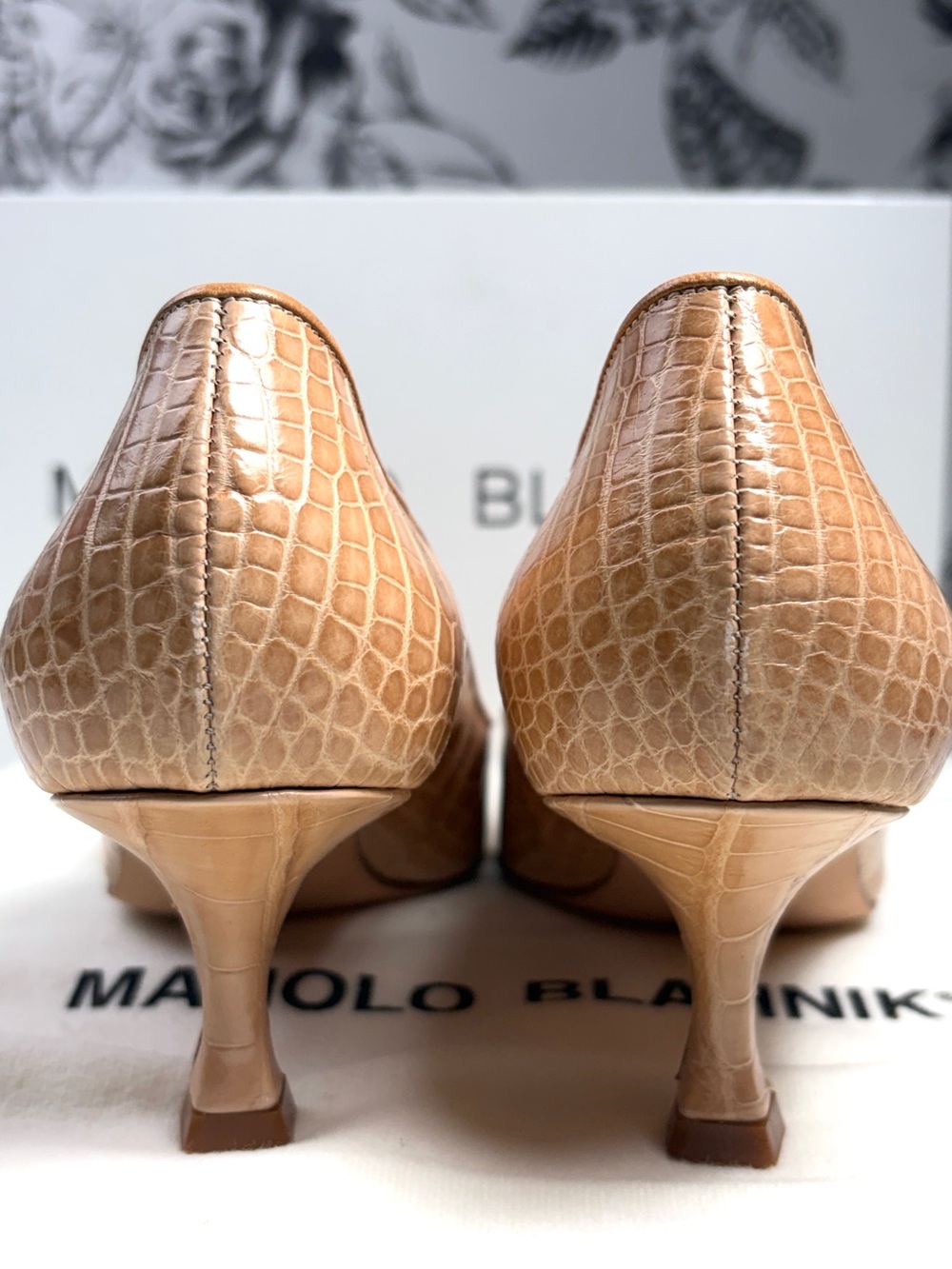 Manolo Blahnik Tan “Mandello” 50mm Leather Embossed Alligator Kitten Heel Sz 7.5 - Picture 4 of 6